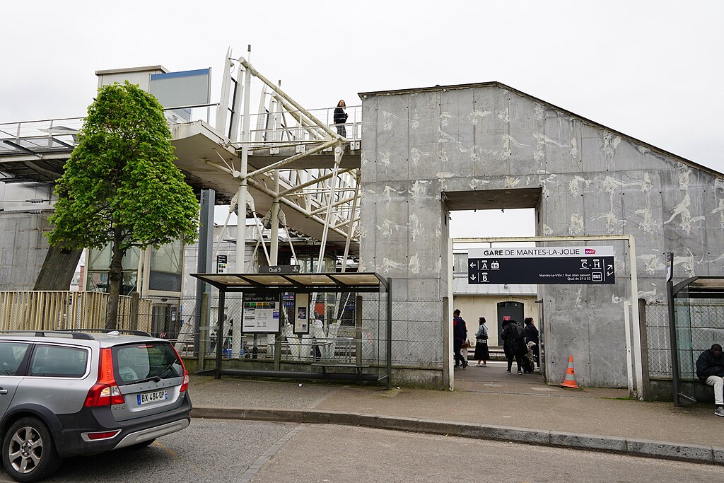 Décrassage ou démoussage de toiture Mantes-la-Jolie